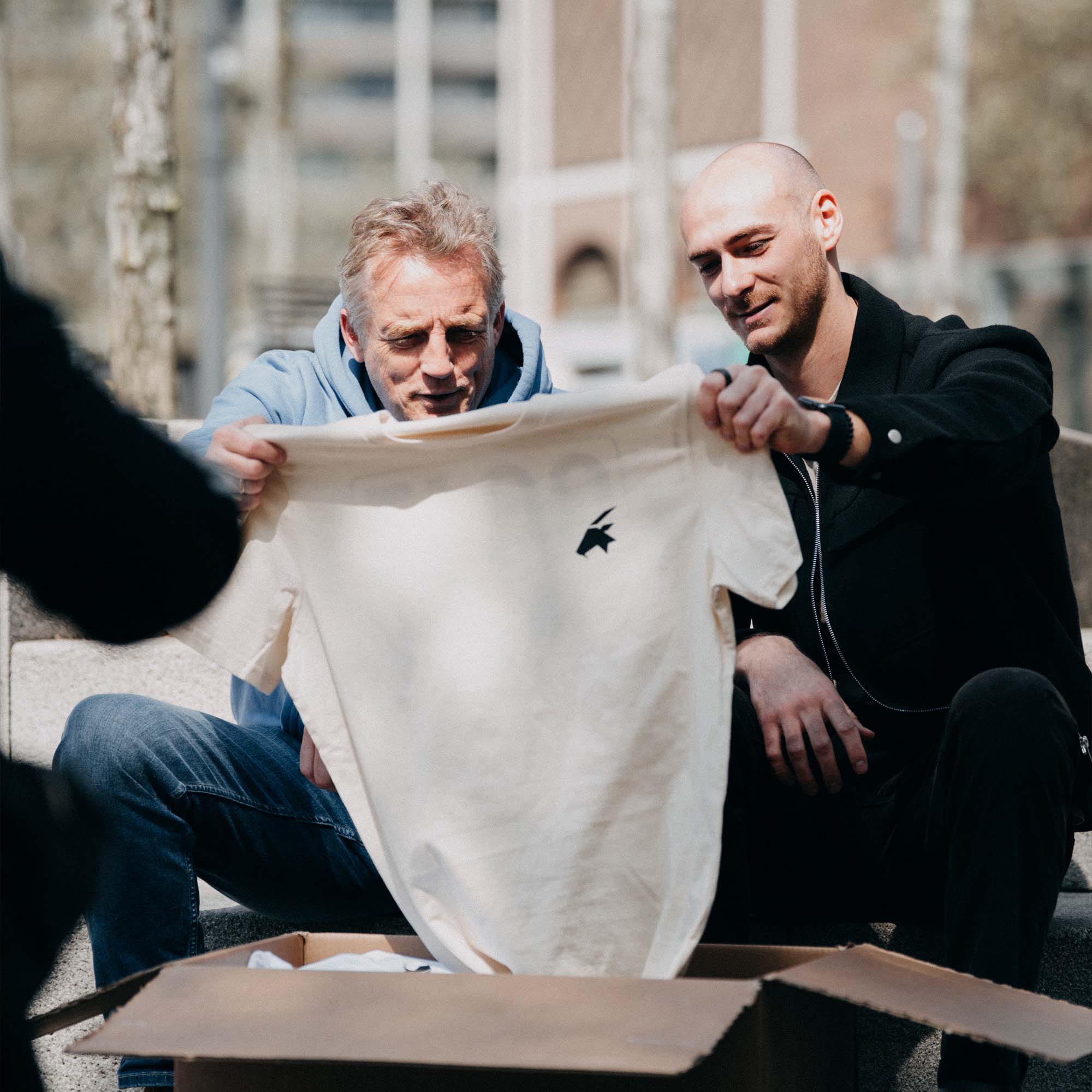 Shirt-Grätsche (Beige-Weiß) - Schwarz auf Natural Raw