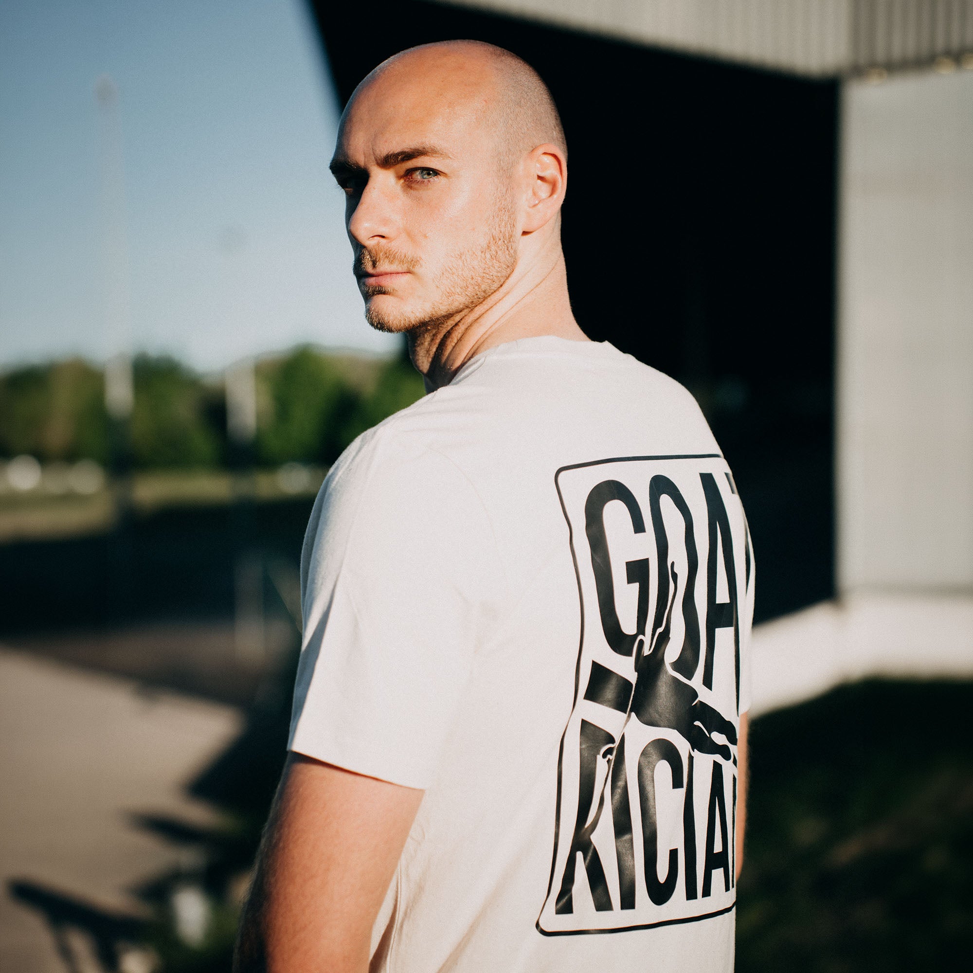 Shirt-Grätsche (Schwarz auf Weiß)