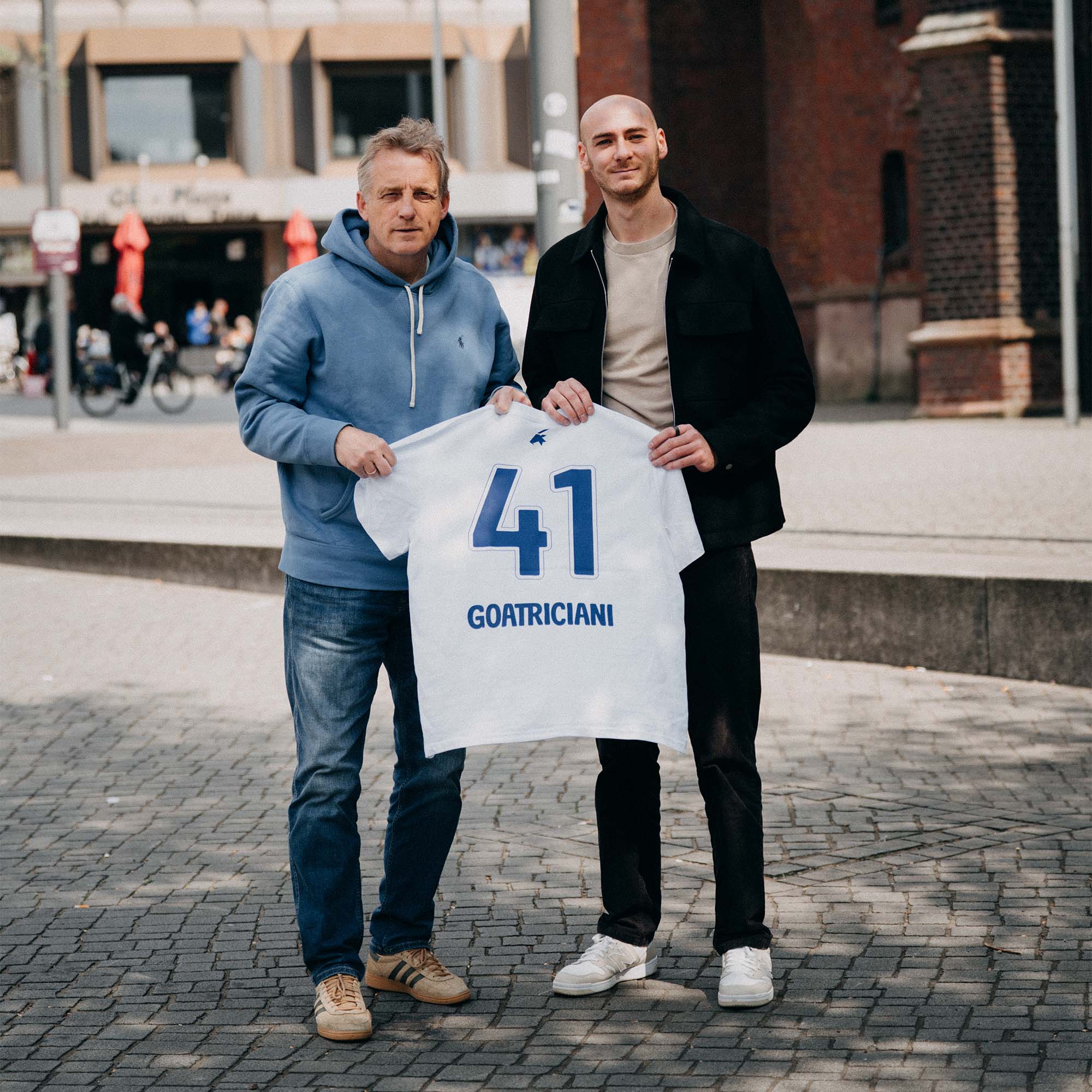 GOATRICIANI Shirt - Nr. 41 - Blau auf Weiß