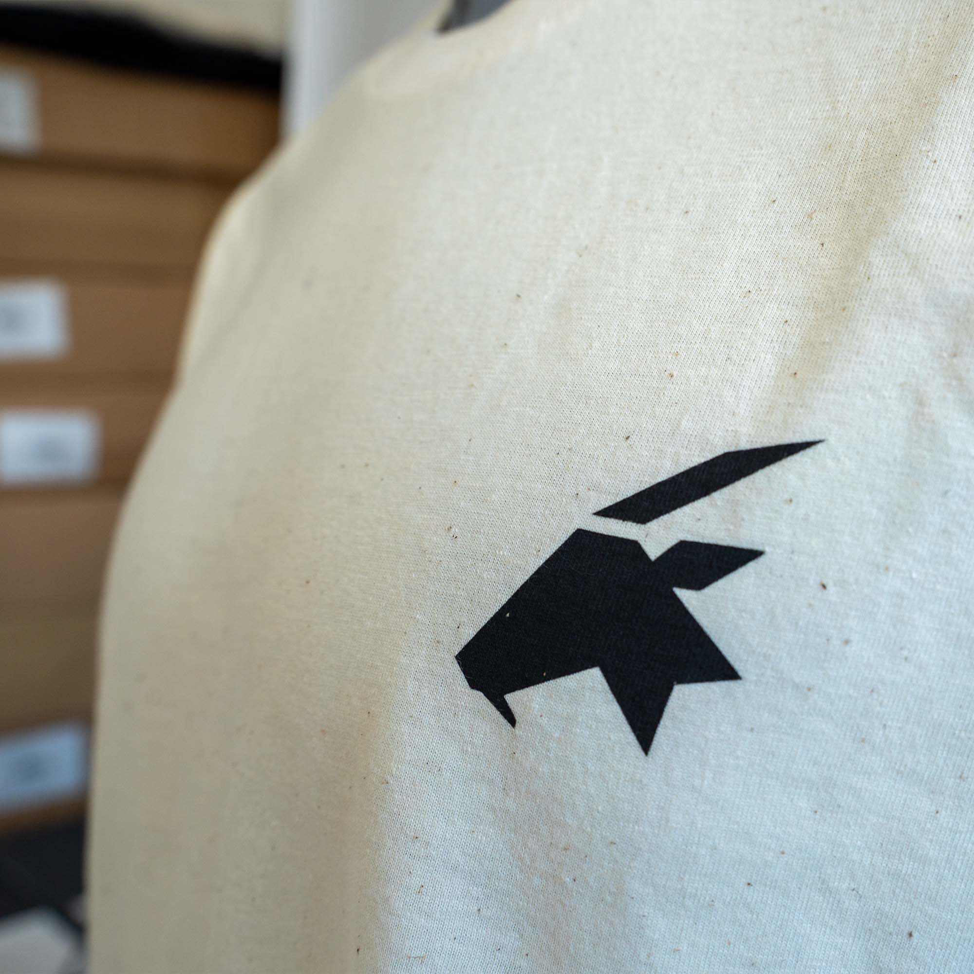 Shirt-Grätsche (Beige-Weiß) - Schwarz auf Natural Raw